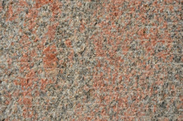 ROSSO PERLA handwerklich bearbeitet